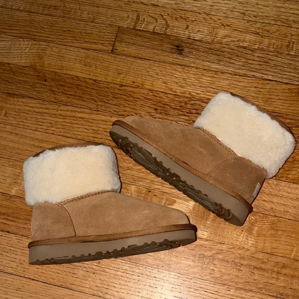 🆕- UGG- Kids' Classic Jona Luxury Boot. Chestnut. Size: 11 NWOB
